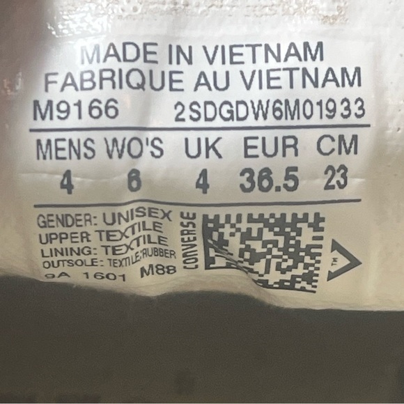 Converse Low Tops Shoes - Black & White - Women’s Size 6 & Men’s Size 4 - Picture 10 of 12